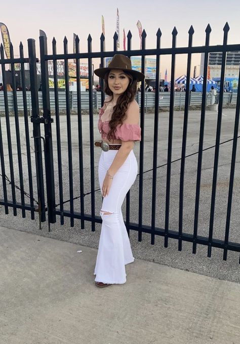 Vaquera Shorts Outfit, Outfits To Wear To A Quince, Vaquera Outfit Mexican Women, Jaripeo Outfits Mexican Women, Jaripeo Fits, Mexican Fits, Quince Fits, Vaquera Outfit Mexican, Baile Fits