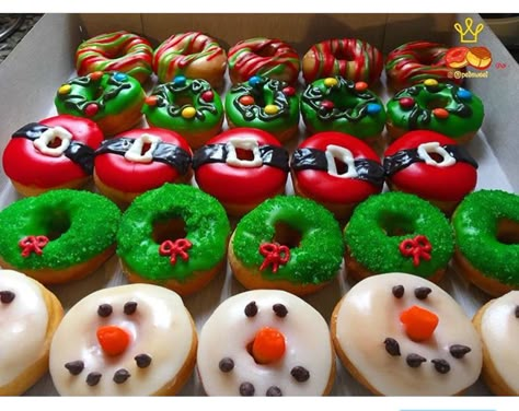 Xmas donuts ideas by: @petisweet Donat Glaze, Holiday Donuts, Creative Christmas Cookies, Donut Decorating Ideas, Fancy Donuts, Yummy Christmas Treats, Christmas Donuts, Donut Decorations, Cookie Decorating Party