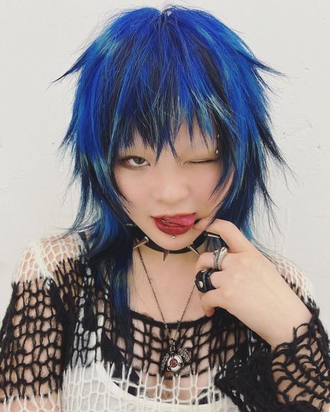 Weird Haircuts, Gothic Hairstyles, Dyed Hair Inspiration, Medium Short Hair, Punk Hair, Shot Hair Styles, Funky Hairstyles, Dye My Hair, Hair Reference