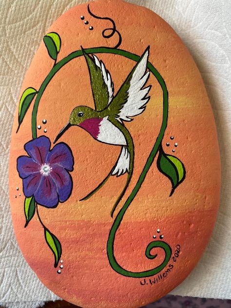 Painting Birds On Rocks, Hummingbird Painted Rocks Ideas, Large Rock Painting Ideas, Rock Painting Hummingbird, Spring Rock Painting Ideas, Rock Painting Birds Easy, Butterflies Painted On Rocks, Bird Painted Rocks Ideas, Painted Rocks Hummingbird