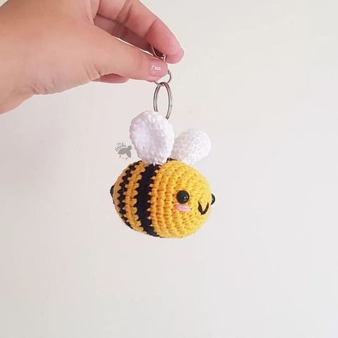 CROCHET EASY TUTORIAL | This crochet bee pattern is very easy and quick to make | Facebook Keychain Patterns, Crochet Keychains, Crochet Keychain Pattern, Crochet Bee, Crochet Wedding, Crochet Daisy, Crochet Animal, Crochet Flower Tutorial, Crochet Bracelet