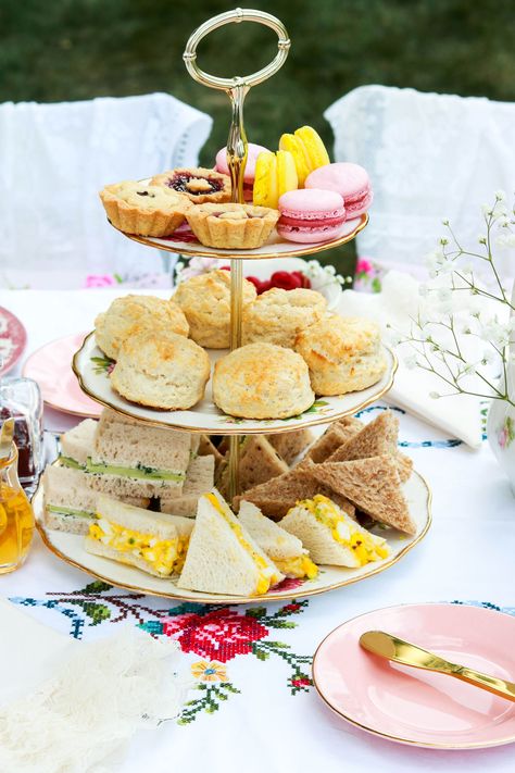 Sandwiches Afternoon Tea, Tea Picnic, High Tea Party, Egg Salad Sandwiches, Summer Tea, Tea Party Food, Afternoon Tea Parties, Tea Sandwiches, Grey Tea