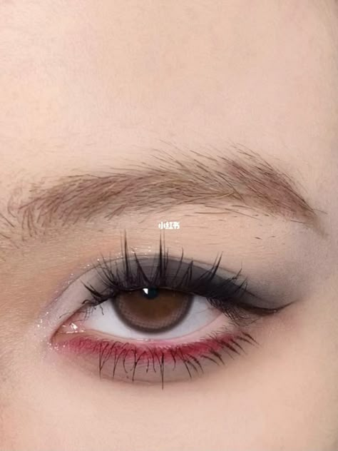 Eyeshadow looks collection Easy Red And Black Eyeshadow Looks, Red Eyeliner Under Eye, Red Eyeshadow Grunge, Red And White Eye Makeup, Makeup Ideas Red Eyeshadow, Red Makeup Looks Simple, Soft Red Makeup, Boywithuke Concert, Red And Black Eye Makeup