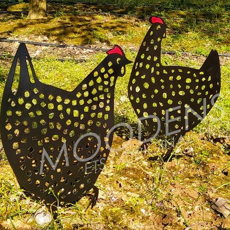 Flamingo Topiary Frame - Etsy Chicken Wire Sculpture, Rabbit Garden, Metal Chicken, Chicken Garden, Welding Art Projects, Chicken Decor, Fairy Decor, Rabbit Decor, Agave Plant