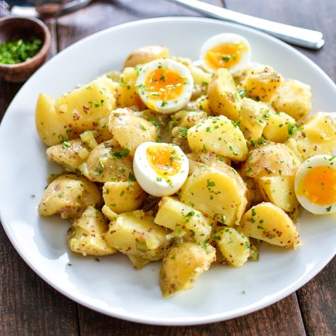 Potato Salad with Soft-Boiled Eggs and Maple Mustard Dressing is a summer picnic recipe that you need to add to your recipe box! | www.cookingandbeer.com Dressing For Potato Salad, Boiled Potatoes Recipe, Potato Salad Mustard, Potato Salad Dill, Potato Salad Dressing, Potato Salad Recipe Easy, Telur Rebus, Mini Hamburgers, Potato Salad With Egg