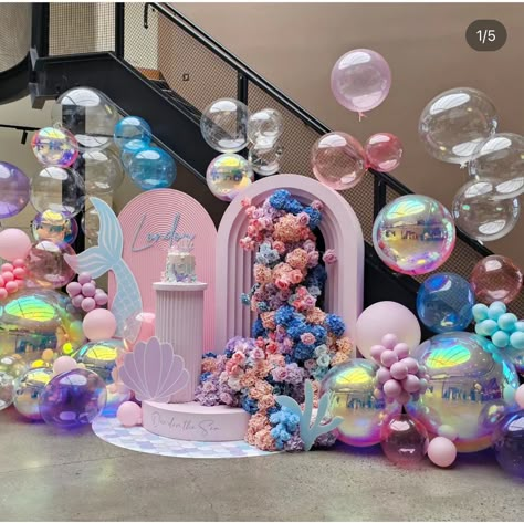 Little Mermaid Pool Party, Under The Sea Centerpieces, Tas Celine, Balloon Birthday Themes, Mermaid Balloons, Ocean Birthday Party, Mermaid Birthday Party Decorations, Mermaid Theme Birthday Party, Baby Birthday Decorations