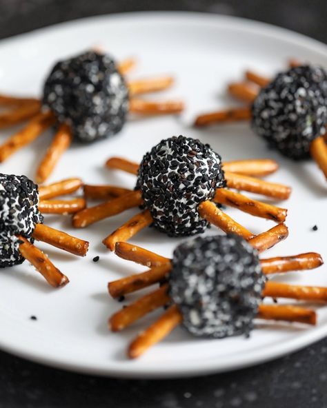 Michael Wurm Jr. on Instagram: “These mini spider cheese balls are one of my favorite Halloween appetizers. They are delicious and so simple to make! Details are on the…” Spiderman Appetizers, Spider Cheeseball, Halloween Appetizer, Pasteles Halloween, Halloween Food Appetizers, Halloween Snack, Inspired By Charm, Halloween Appetizers, Appetizer Bites