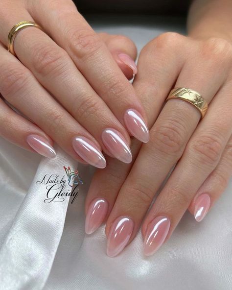 Classy Girl Nail, Neutral Clean Nails, Simple Clean Girl Nails, Glazed Donut Nails Hailey Bieber Pink, Nude Chrome Nails Almond Shape, Clear Chrome Nails Almond, Simple Nails Design Almond, Almond Acrylic Nails Chrome, Simple Birthday Nail Ideas