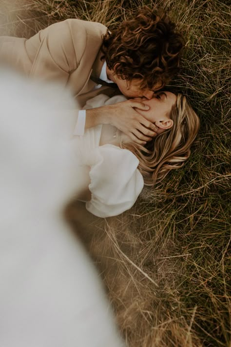 Fall Couple Photoshoot Ideas, Couple Fall Photoshoot, Autumn Shoot, Photoshoot Tips, Couple Photoshoot Ideas, Wedding Fotos, Fall Couple, Couple Engagement Pictures, Engagement Pictures Poses