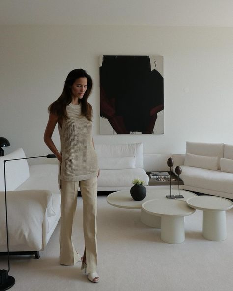 Psychologist Outfit, Alex Riviere, Art Gallery Outfit, Chic Over 50, Brand Photography Inspiration, Mama Style, Minimalist Chic, Shades Of Beige, Elegant Art