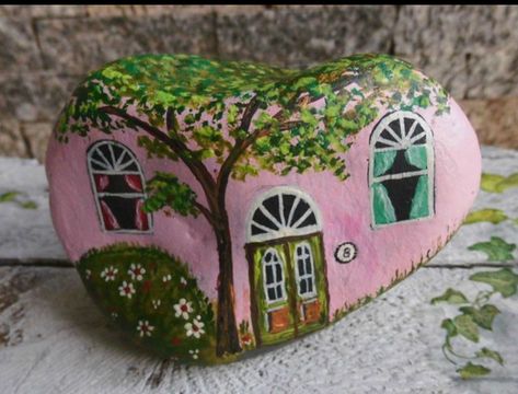 Painted Rock Fairy Garden, Painted Rock Houses, Rock Houses, Rock Flowers, Rock House, Fairy Garden Crafts, Stone Art Painting, Rock And Pebbles, Painted Rocks Craft