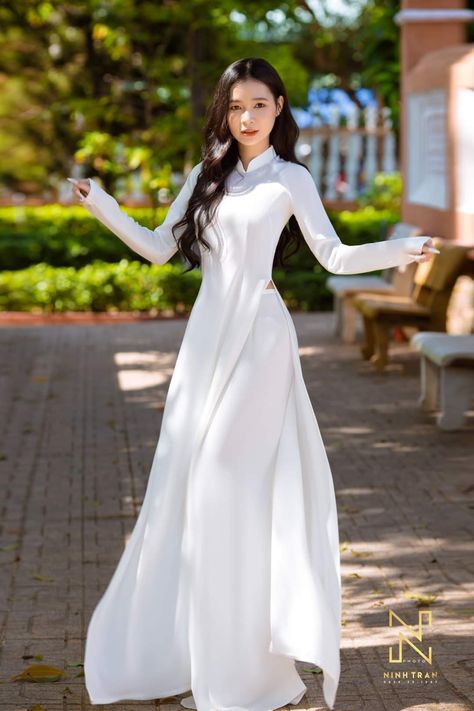 Comfy Trendy Outfits, Vietnamese Traditional Clothing, Chinese Fancy Dress, Asian Style Dress, Vietnam Dress, Fashion Design Books, Vietnamese Traditional Dress, Vietnamese Dress, Gowns Dresses Elegant