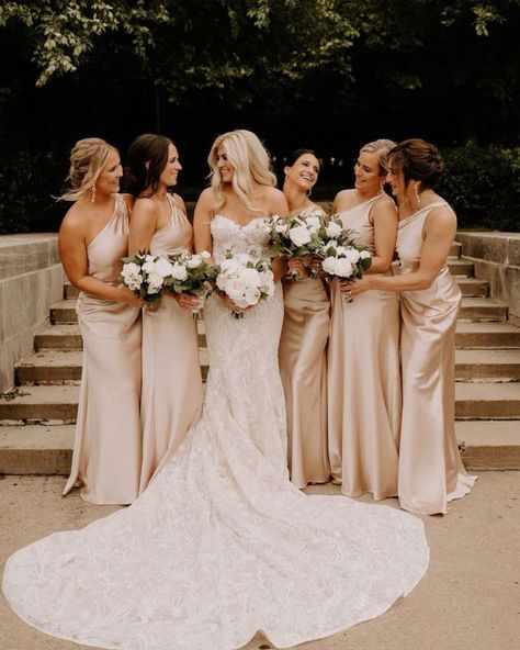 Bridesmaid Dresses: 90  Gorgeous Ideas For Your Wedding Spring Minimalist Wedding, Light Blue Wedding Theme, Champagne Colored Bridesmaid Dresses, Beige Bridesmaid Dress, Bridal Era, Beige Bridesmaids, Bridesmaid Poses, White Bouquets, Silk Bridesmaid Dresses