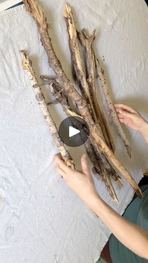 Xmas Tree Branches Ideas, Branch Xmas Tree, What To Make With Tree Branches, Tree Branch Garland, Tree Branch Art Projects, Decorating With Sticks Branches, Decorating With Branches And Twigs, Tree Branches Ideas Diy Projects, Crafts With Tree Branches