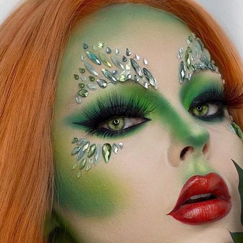 Diy Poison Ivy Makeup, Poison Ivy Face Paint, Elphaba Inspired Makeup, Poison Ivy Halloween Makeup, Poison Ivy Cosplay Makeup, Position Ivy Makeup, Plant Makeup Looks, Poison Ivy Photoshoot, Green Hair Costume Ideas