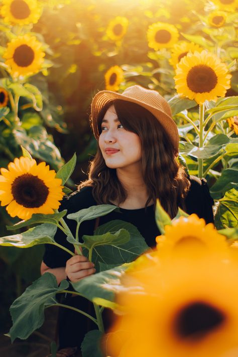 Flower Farmer Portrait, Sunflower Portrait Painting, Farm Portrait Photography, Sunflower Portrait Photography, Sunflower Poses Picture Ideas, Sunflower Farm Photoshoot, Sunflower Photoshoot Ideas, Photoshoot Sunflower, Sunflower Portrait