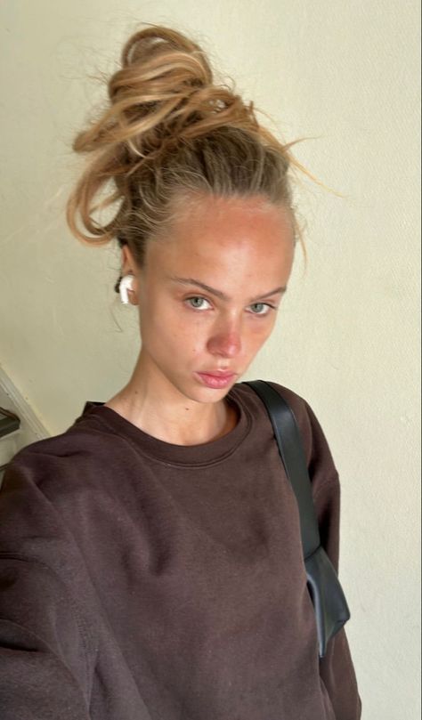 @oliviavinten Olivia Vinten Hair, Forehead Aesthetic, Big Forehead Aesthetic, Olivia Vinten, Girl Vibe, Big Forehead, Simple Pictures, Model Inspo, Winter Break