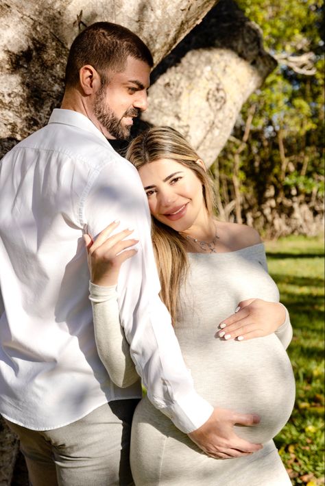 Maternity Couple Photoshoot, Maternity Photography Fall, Couple Maternity Poses, Cute Pregnancy Photos, Maternity Couple, Baby Bump Photoshoot, Maternity Studio Photoshoot, Fall Maternity Photos, Maternity Photography Poses Outdoors