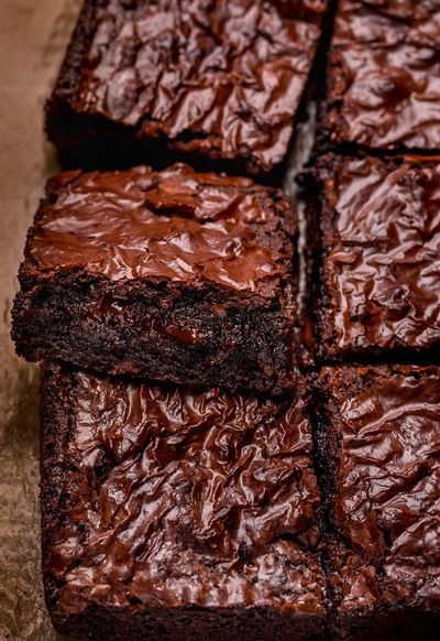 Coffee lovers will go crazy for these Espresso Chocolate Chunk Brownies! They're thick, fudgy, and loaded with rich chocolate espresso flavor. One of our favorite brownie recipes and always a crowd-pleaser! #brownies #espresso #bestbrownierecipe Chocolate Chunk Brownies, Espresso Brownies, Resep Brownies, Bar Cake, Baker By Nature, Chocolate Espresso, Brownie Bites, Chocolate Chunk, Fudge Brownies