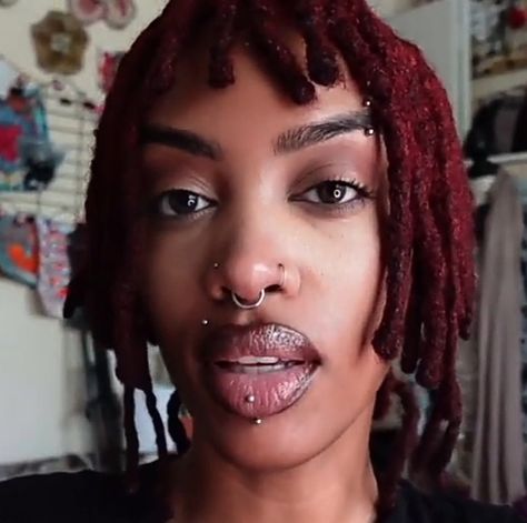 Facial Piercings Black Women, Vertical Labret Piercing Black Women, Gold Vertical Labret, Dahlia Piercing, Nb Aesthetic, Pretty Piercings, Vertical Labret Piercing, Vertical Labret, Photography Reference