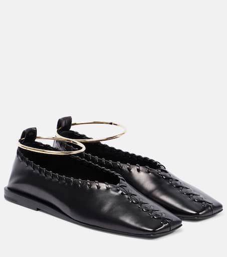 Leather ballet flats in black - Jil Sander | Mytheresa Jil Sander Shoes, Black Ballet Flats, Leather Ballet Flats, Ballet Flat Shoes, Jil Sander, Sanders, Fashion Boots, Leather Shoulder Bag, Ballet Flats