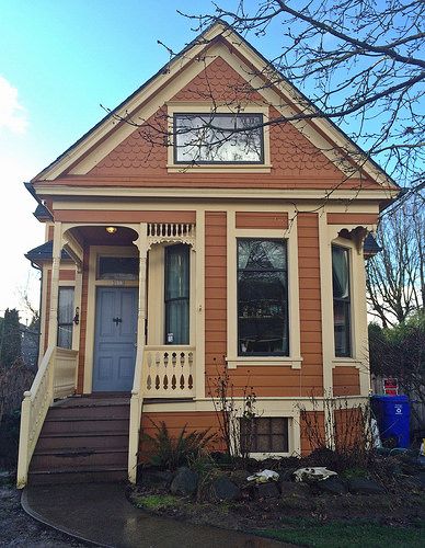 Small Victorian House, Old House Exterior, Exterior Paint Schemes, Victorian Exterior, Oregon House, Folk Victorian, Victoria House, Storybook Homes, Craftsman Exterior