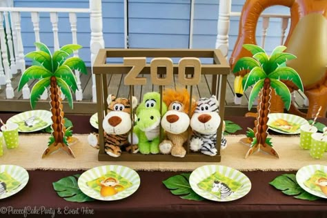 Zoo party Outdoor Zoo Birthday Party, Zoo Party Centerpieces, Zoo Birthday Party Activities, Zoo Party Decorations, Island Party Decorations, Kids Gardening Party, Giraffe Birthday Parties, Jungle Theme Birthday Party, Zoo Birthday Party