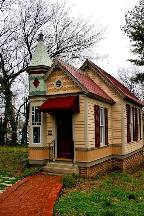 Victorian Playhouse, Victorian Elegance, Cute Cottages, Backyard Cottage, Cute Little Houses, Little Cottages, Cottage Retreat, Garage Studio, Small Cottages