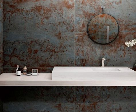 With a powerful visual impact, this blue wall with rust effect from Zinc Collection creates a unique atmosphere in this minimalist bathroom | Zinc is a new collection by Apavisa, based on the different natural phases of copper's oxidation while also managing to stabilize the irreversible processes which this metal undergoes in natural environments. Metallic Tiles Bathroom, Black Wall Tiles, Bathroom Tile Inspiration, Dark Panels, Powder Room Decor, Rusted Metal, Tile Stores, Porcelain Tiles, Tile Samples