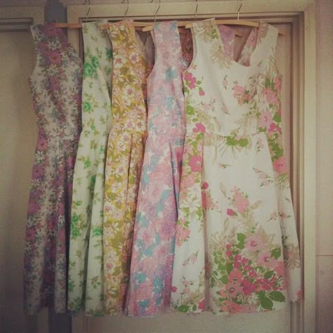 Lovely florals! Dottie Angel, Old Sheets, Flower Sheets, Diy Vetement, Easy Dress, Sew Ins, Vintage Sheets, Dress Simple, Upcycled Clothing