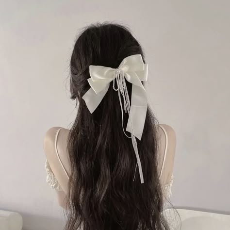 tiktok: cyylols #recipe #fashion #nails #crochet #instagram #wallpaper #aesthetic #coquette #hair White Bow Hairstyle, Bow Hairstyle, Long Hair Girl, Quick Hairstyles, Dream Hair, Korean Hairstyle, Aesthetic Hair, Pretty Hairstyles, Hair Looks