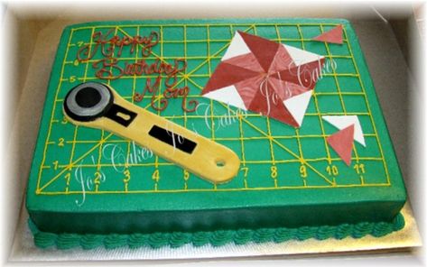 Quilting Mat Cake buttercream iced - MMF rotary cutter and quilt block pieces Quilt Theme Cake, Quilt Cakes Birthday, Quilting Cake Ideas, Quilt Birthday Cake, Quilting Themed Party, Quilt Cake Ideas, Quilted Cake Design, Quilt Cake, Patchwork Cake