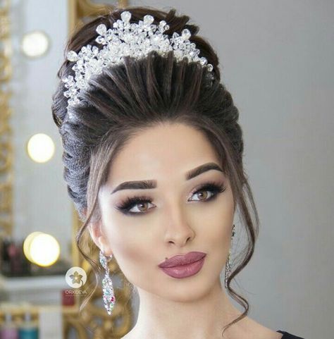 Bridal Hair With Crown, Tiara Updo, Glamorous Wedding Hairstyles, Hair With Crown, Crown And Veil, Bridal Hairstyle Indian Wedding, Updo Bridesmaid, Engagement Hairstyles, Bridal Hairdo