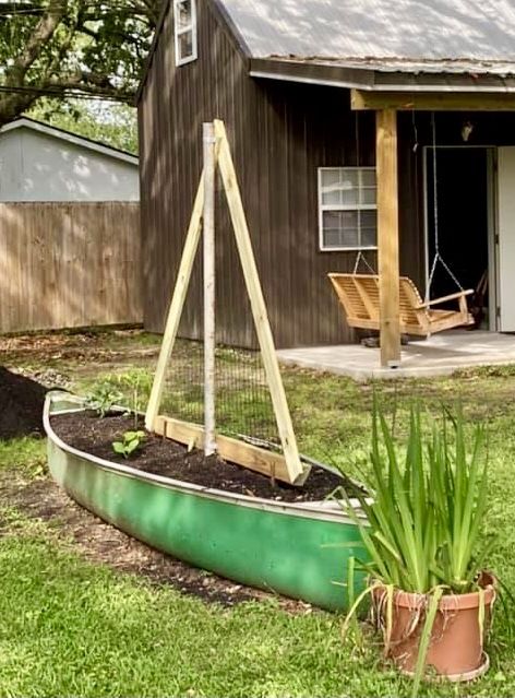 Theresa N Johnny Blackmon— Our backyard is complete with a “sailboat” garden! We repurposed a (beyond repair) canoe into a raised garden. Drilled additional holes, added soil, built a sail (mast is repurposed pipe) and added plants. Cucumber vines will grow to complete the sail. Repurposed Boats Ideas, Old Boat Repurposed, Old Boat Gardens, Repurposed Boat, Old Sailboat, Old Boat Playground, Beyond Repair, Garden Idea, Vintage Boats