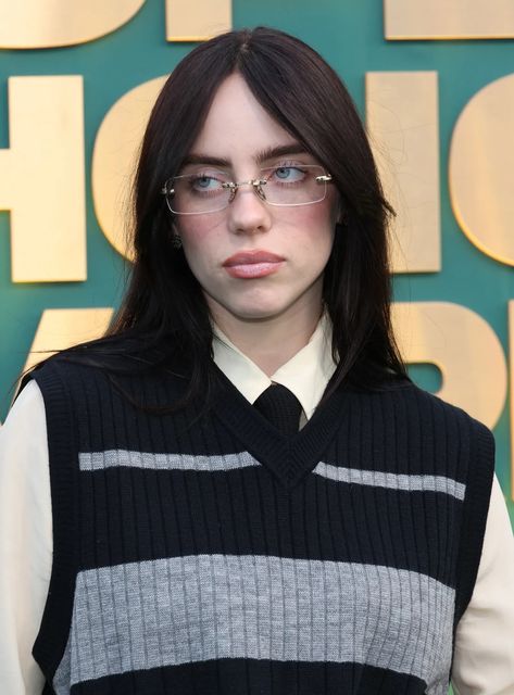 Billie Eilish Has Retired Her Bright Red Roots — See Photos | Allure Red Roots Blonde Hair, Hair Is Everything, Red Roots, Blonde Hair With Roots, Hogwarts Dr, Taboo Topics, Star Cast, People's Choice Awards, Rolling Stone