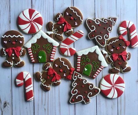 Christmas Cookie Frosting, Gingerbread Christmas Cookies, Cookies Decorated With Royal Icing, Flooding Cookies, Cute Christmas Cookies, Yummy Sugar Cookies, Gingerbread Crafts, Decorated Sugar Cookies, Royal Icing Decorations