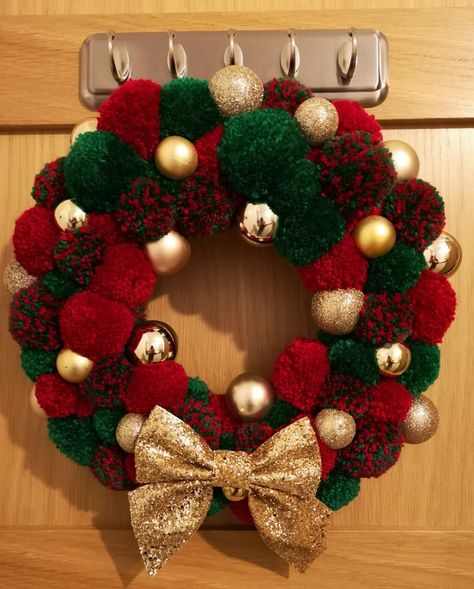 Pompom Wreath Christmas How To Make, Xmas Pom Pom Wreath, Pom Poms Wreath, Wreath Pom Pom, Christmas Pom Pom Wreath Ideas, Christmas Crafts Pom Poms, Pom Pom Wreaths Christmas, Pompom Wreath Christmas Diy, How To Make A Pom Pom Wreath