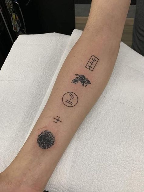 21 Pilots Tattoo, Tatuagem Twenty One Pilots, Twenty One Pilots Trench, Twenty One Pilots Tattoo, Pilot Tattoo, Twenty On Pilots, Twenty One Pilots Art, Twenty One Pilots Wallpaper, Twenty One Pilots Aesthetic