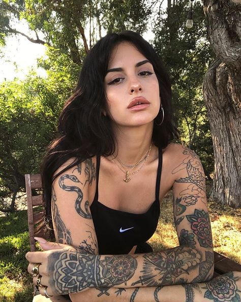 Mitra Yosri (@nice.to.mitra) • Instagram photos and videos Woman With Tattoos, Muster Tattoos, Tattoed Women, Stylist Tattoos, Aesthetic Tattoo, Dope Tattoos, Simplistic Tattoos, Piercing Tattoo, Pretty Tattoos