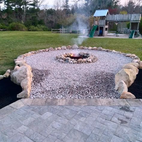 Easy Fire Pit Ideas, Fire Pit Gravel, Cheap Fire Pit, Modern Gardening, Outdoor Fire Pit Seating, Bonfire Pits, Garden Sanctuary, Easy Fire Pit, Backyard Bonfire