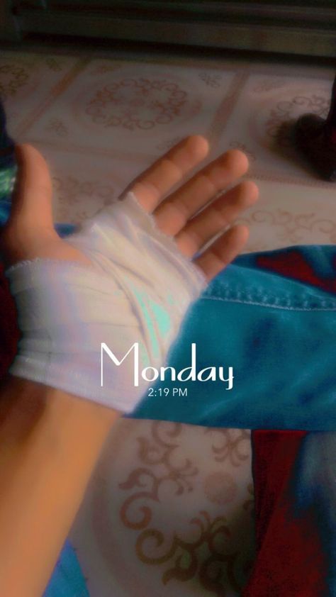 Monday Hand Damage Dpz Boy, Accident Hand Dpz, Blood Dp, Hand Streak, Birthday Quotes Funny For Him, Emoji For Instagram, Army Girlfriend Pictures, Cool Boy Image, Cute Images For Dp