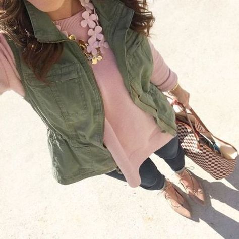 792c7b5aae4a79e78aaeda80516ae2ac Green Vest Outfit, Birthday Ootd, Olive Vest, Pull Rose, Green Vest, Vest Outfits, Beauty And Fashion, Pink Shirt, Looks Style