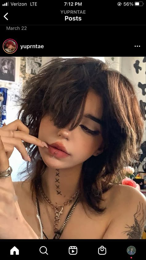 Hangodango on tiktok Men’s Y2k Hair, Wavy Emo Hair, Bisexual Hairstyles, Fem Hairstyles, Ftm Haircuts, Short Scene Hair, Short Grunge Hair, Goth Hair, Short Bangs