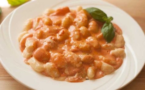 Fluffy potato gnocchi coated in a velvety blush sauce, made with sweet Italian tomatoes, rich cream and a hint of cheese to bring it all together. Macaroni Dishes, Blush Sauce, Gnocchi Sauce, College Recipes, Gf Dinner, How To Cook Gnocchi, Pink Sauce, Romano Cheese, Anniversary Dinner