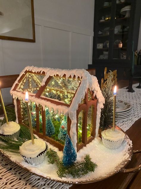 Biscuit House Christmas, Ginger Bread Green House, Snowglobe Gingerbread House, Fairy House Inspiration, Gingerbread Greenhouse Ideas, Gingerbread House Layout, Ginger Bread House Competition Ideas, Gingerbread House Greenhouse, Gingerbread House Bakery