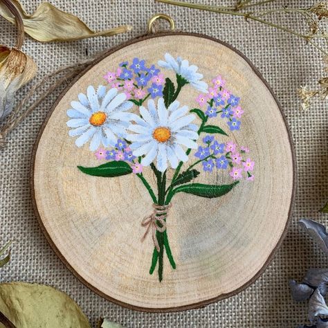 Flower Painting On Wood, Painting Flowers On Wood, Log Painting, Painting On Wooden Slices, Flowers Painted On Wood, Wood Slice Painting Ideas Acrylic, Woodslice Paintings, Flower Painting On Wood Slice, Hand Painted Coasters Wood Slices