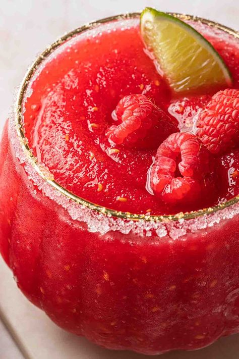 This frozen raspberry margarita recipe is the best frozen summer indulgence. With raspberry flavors that mingle perfectly with the crispness of the tequila and tart lime juice, these easy-to-make icy margarita come together in just a few minutes. Frozen Raspberry Margarita, Raspberry Margarita Recipe, Tequila And Lemonade, Frozen Watermelon Margarita, Frozen Strawberry Margarita, Strawberry Margarita Recipe, Raspberry Margarita, Raspberry Drink, Margarita On The Rocks