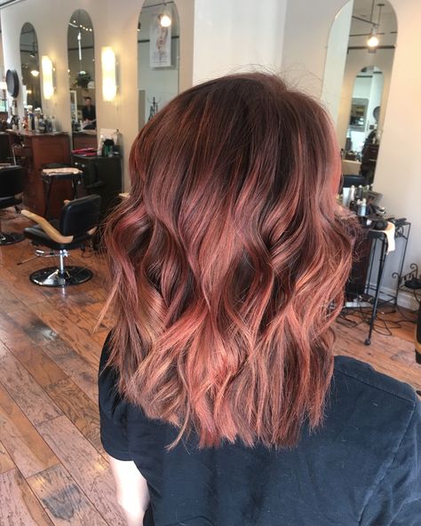 Copper And Pink Balayage, Auburn Hair Balayage Rose Gold, Fall Hair Rose Gold, Copper And Magenta Hair, Pink Balayage Brunette Rose Gold Hair, Red Balayage Hair, Cortes De Cabello, Perfect Hair Color, Short Hair Color