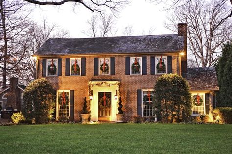 Winter Curb Appeal, Window Decoration Ideas, Best Outdoor Christmas Decorations, Christmas Exterior, Winter Window Boxes, Brick Colonial, Christmas Outdoors, Window Wreath, Delaware Beaches