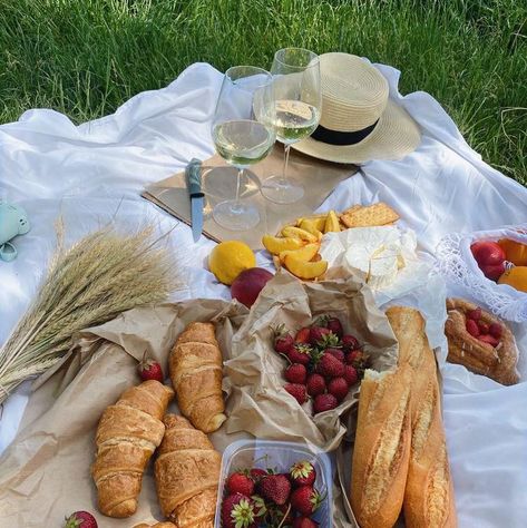 Picnics Aesthetics, Friends Picnic Aesthetic, Photo Inspo With Friends, Picnic Date Food, Picnic Aesthetic, Picnic Date, Romantic Moments, Photo Inspo, Palak Paneer